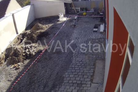 zamkova dlazba_01_20181106_21_12.04hod_rous_dvur_video casosber DVUR.jpg