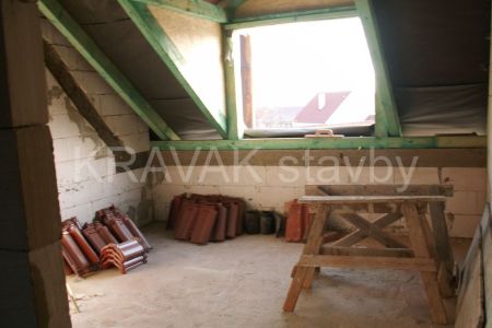 rekonstrukce RD_01_Brno venkov_20051210Nádstavba uvnitř - děcák východ 1k  MORb  MORd v.JPG