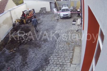 zamkova dlazba_01_20181105_20_16.13hod_rous_dvur_video casosber DVUR.jpg